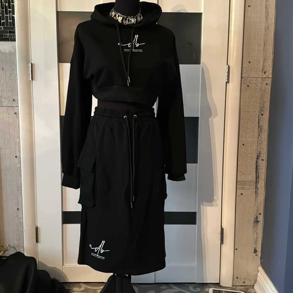 Cotton two-piece cropped hoodie set.